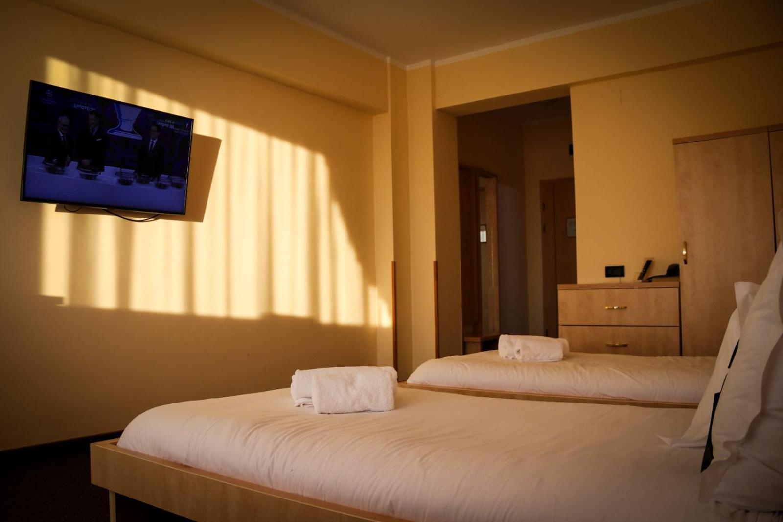 Hotel Clipa Szörényvár Kültér fotó