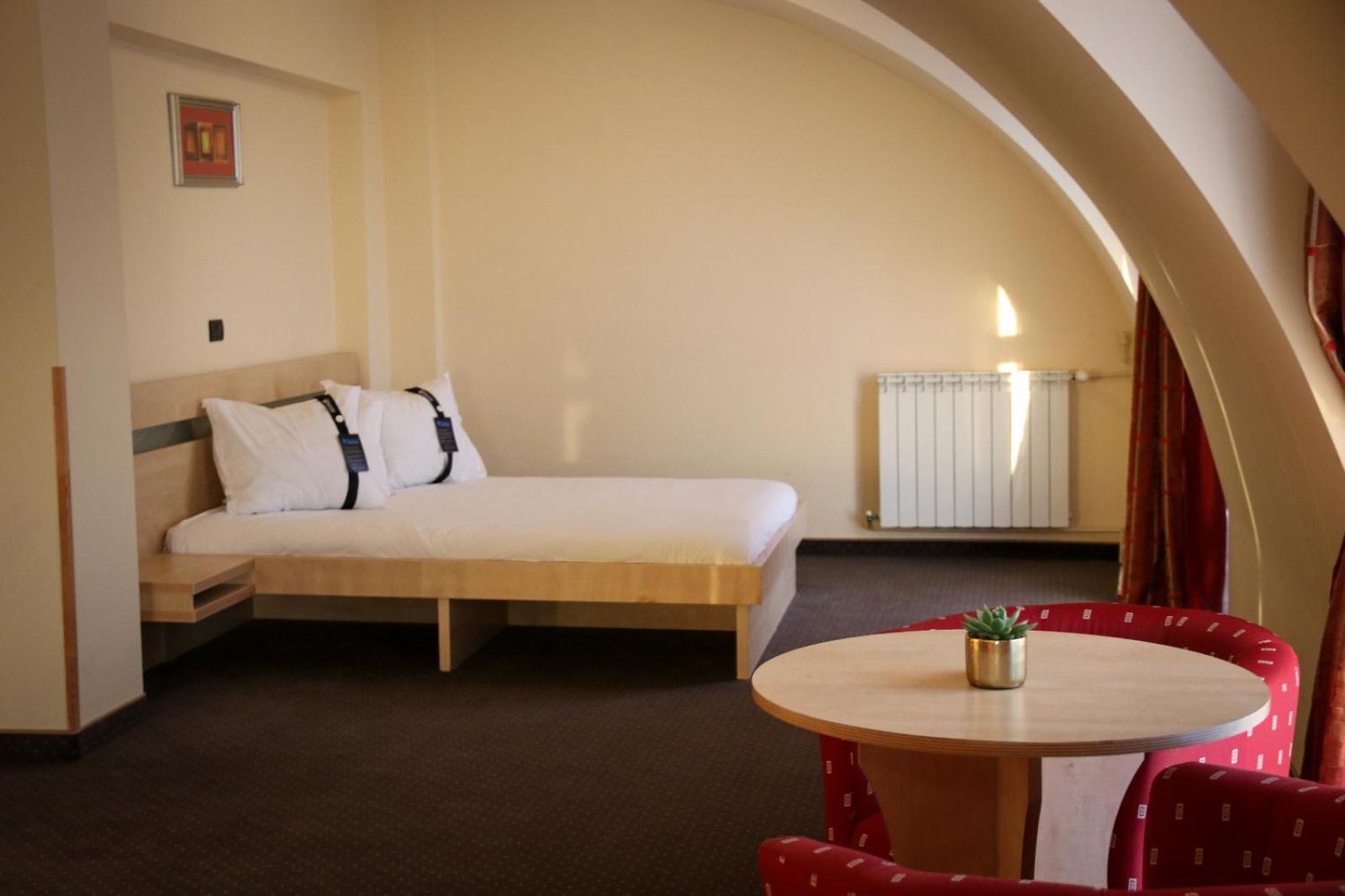 Hotel Clipa Szörényvár Kültér fotó