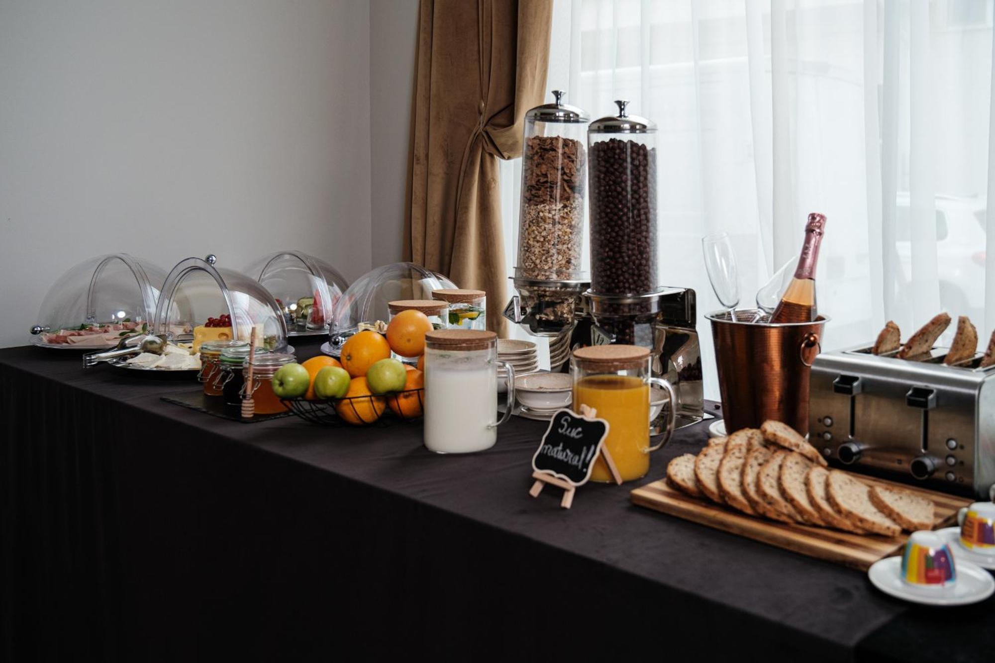 Hotel Clipa Szörényvár Kültér fotó